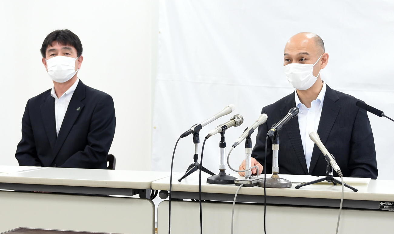 記者会見する秋田県高野連の尾形会長（左）と久米理事長（撮影・山田愛斗）