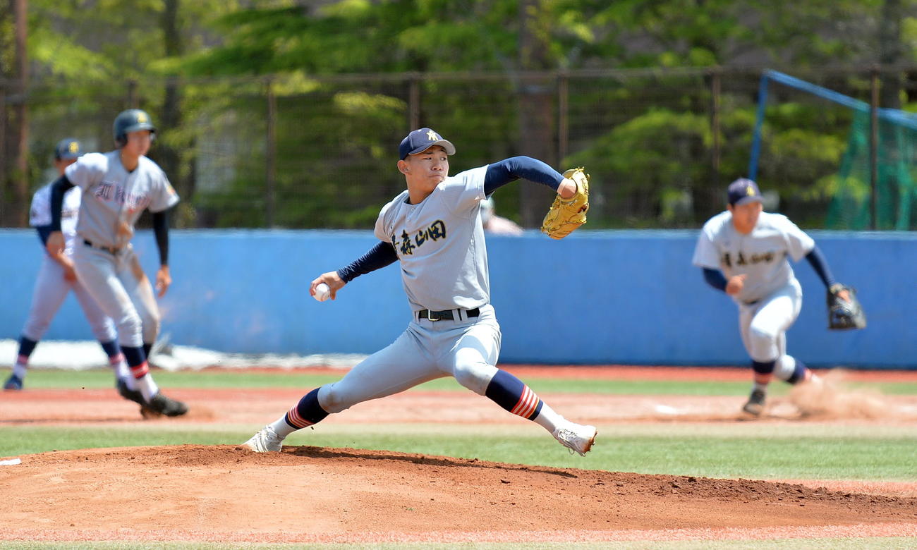 仙台育英対青森山田　キレのある速球を披露した青森山田・小牟田（撮影・鎌田直秀）