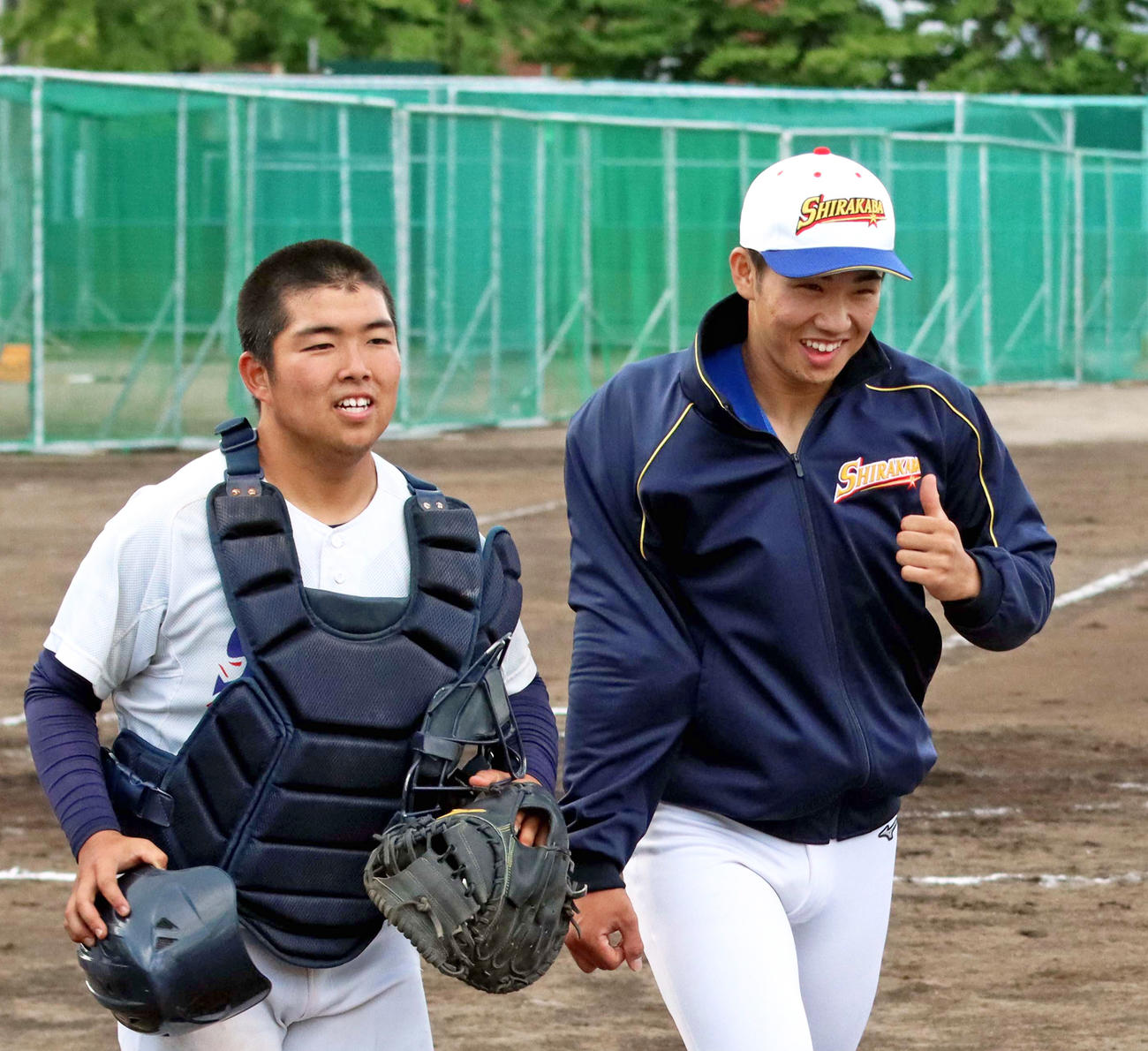 試合後のあいさつを終え、業天主将とベンチに引き揚げる白樺学園エース片山（右）（撮影・永野高輔）