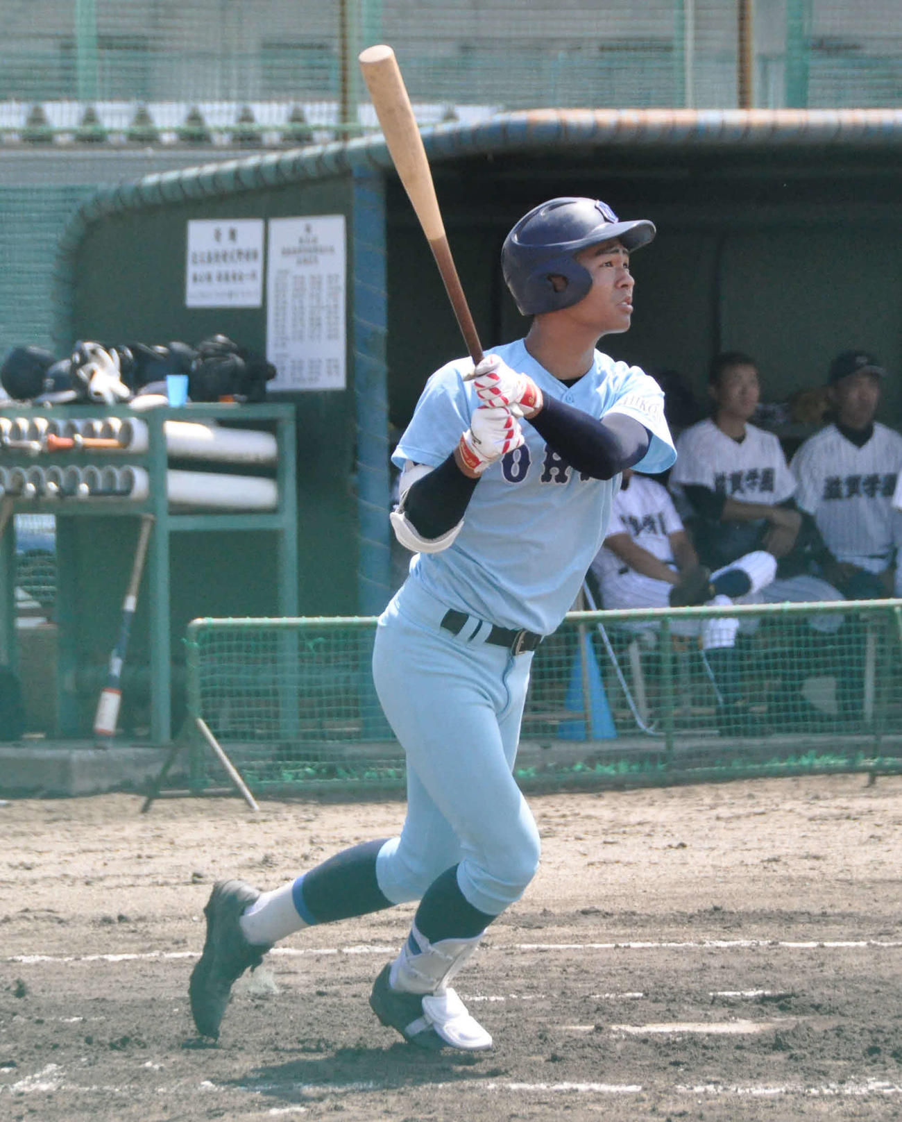 滋賀学園との練習試合で、3回に右越え2点本塁打を放つ近江・土田
