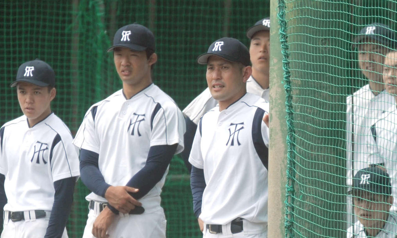 試合開始から、立ったまま戦況を見守る常葉大菊川の石岡監督（左から3人目）