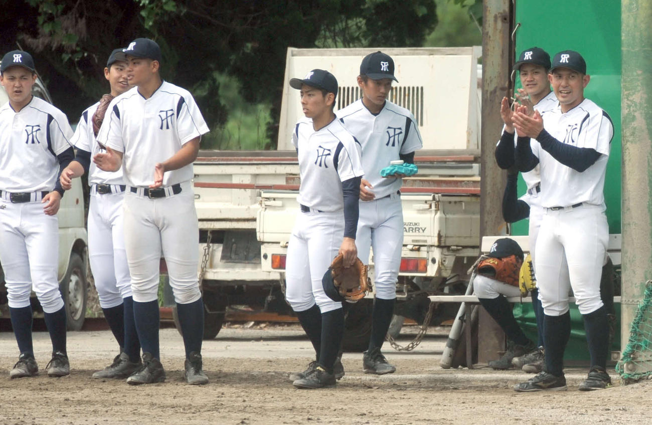 4回に先制点が入り、拍手する常葉大菊川の石岡監督（右端）