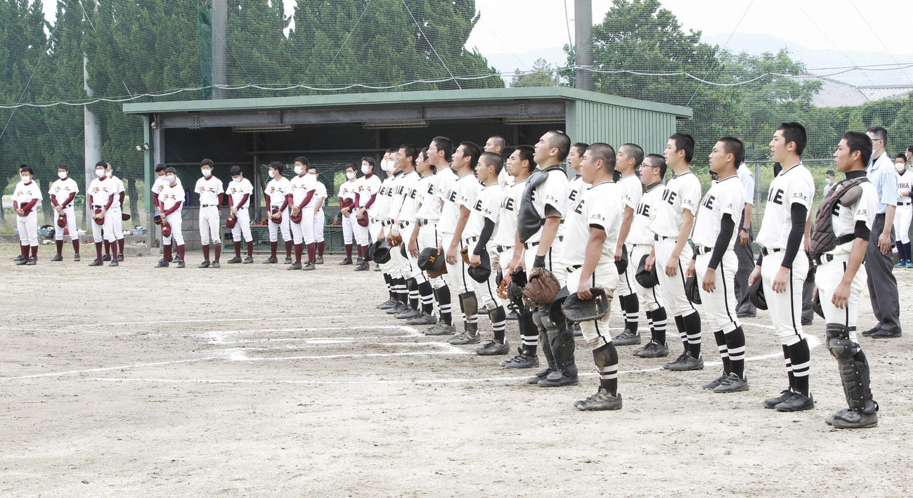 浮羽工対三池　勝利し校歌を歌う三池工の選手たち（撮影・菊川光一）