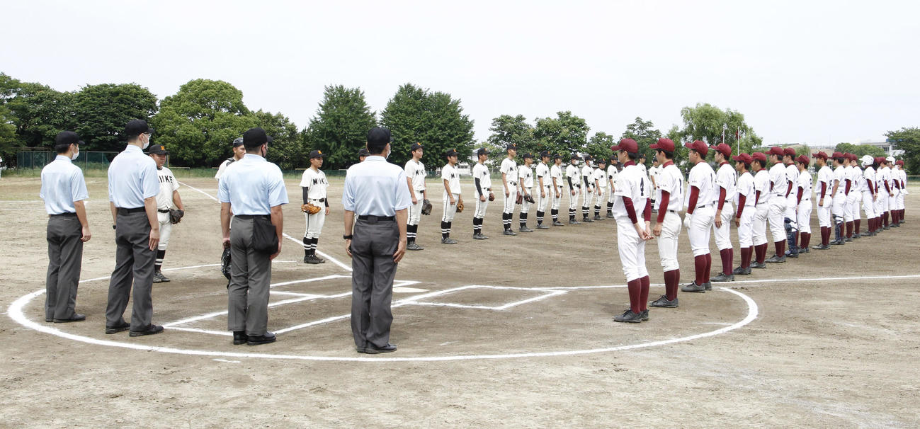 浮羽工対三池　試合前、間隔を空けあいさつする三池工（左）と浮羽工の選手たち（撮影・菊川光一）