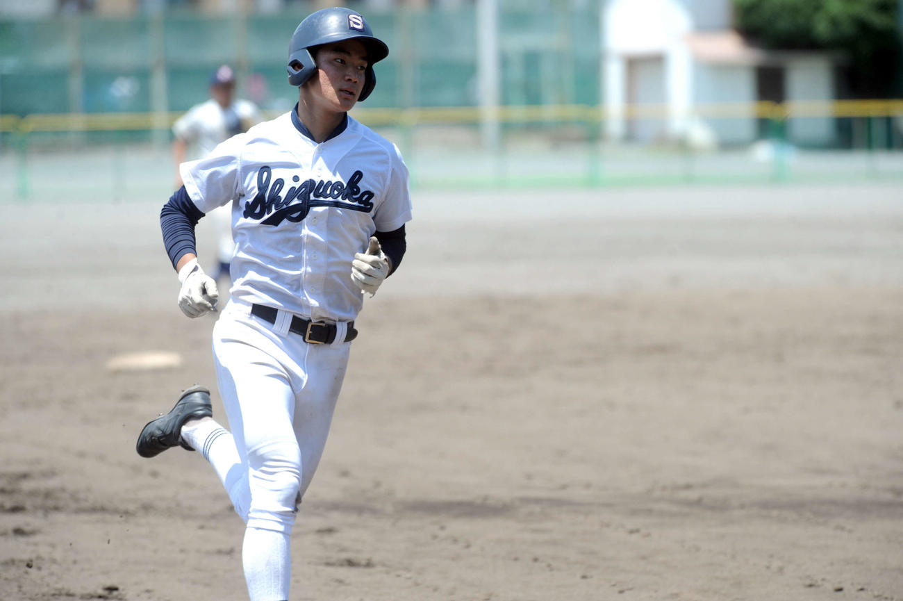 6回に右越え2ランを放ち、ダイヤモンドを回る相羽