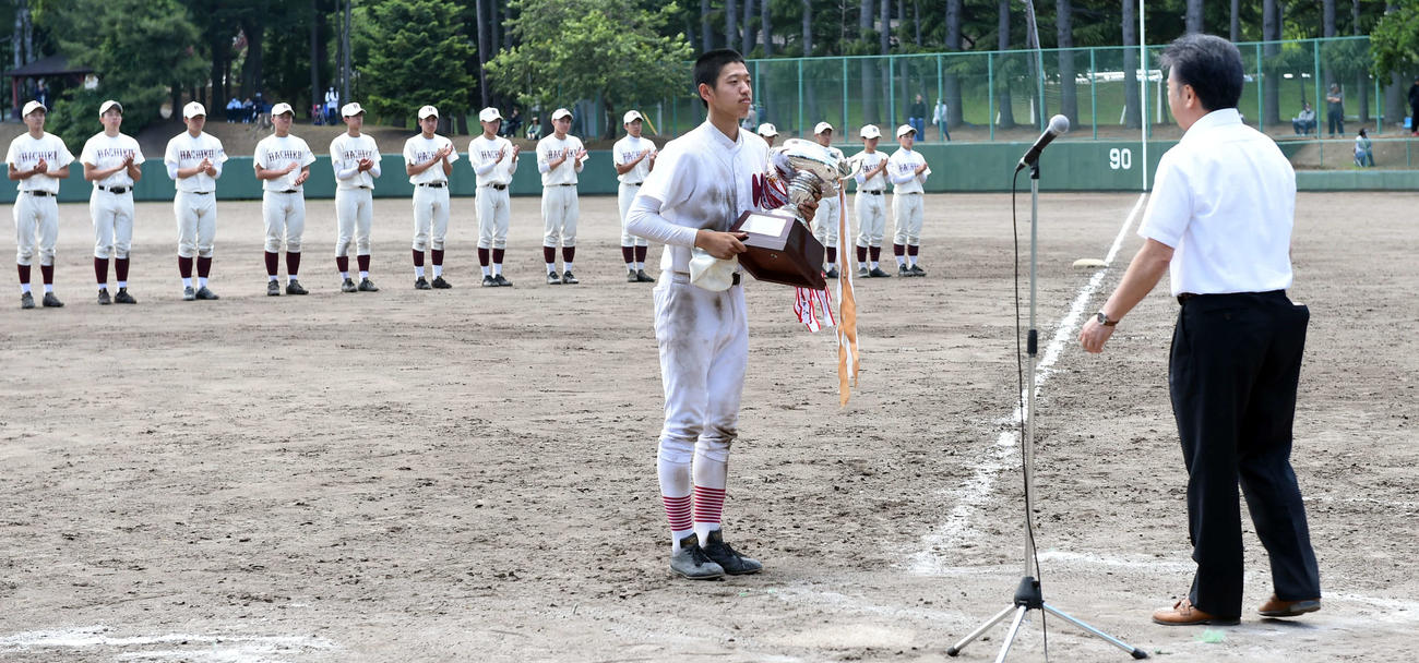 八戸対福岡　優勝杯を受け取る福岡・和田主将（撮影・山田愛斗）