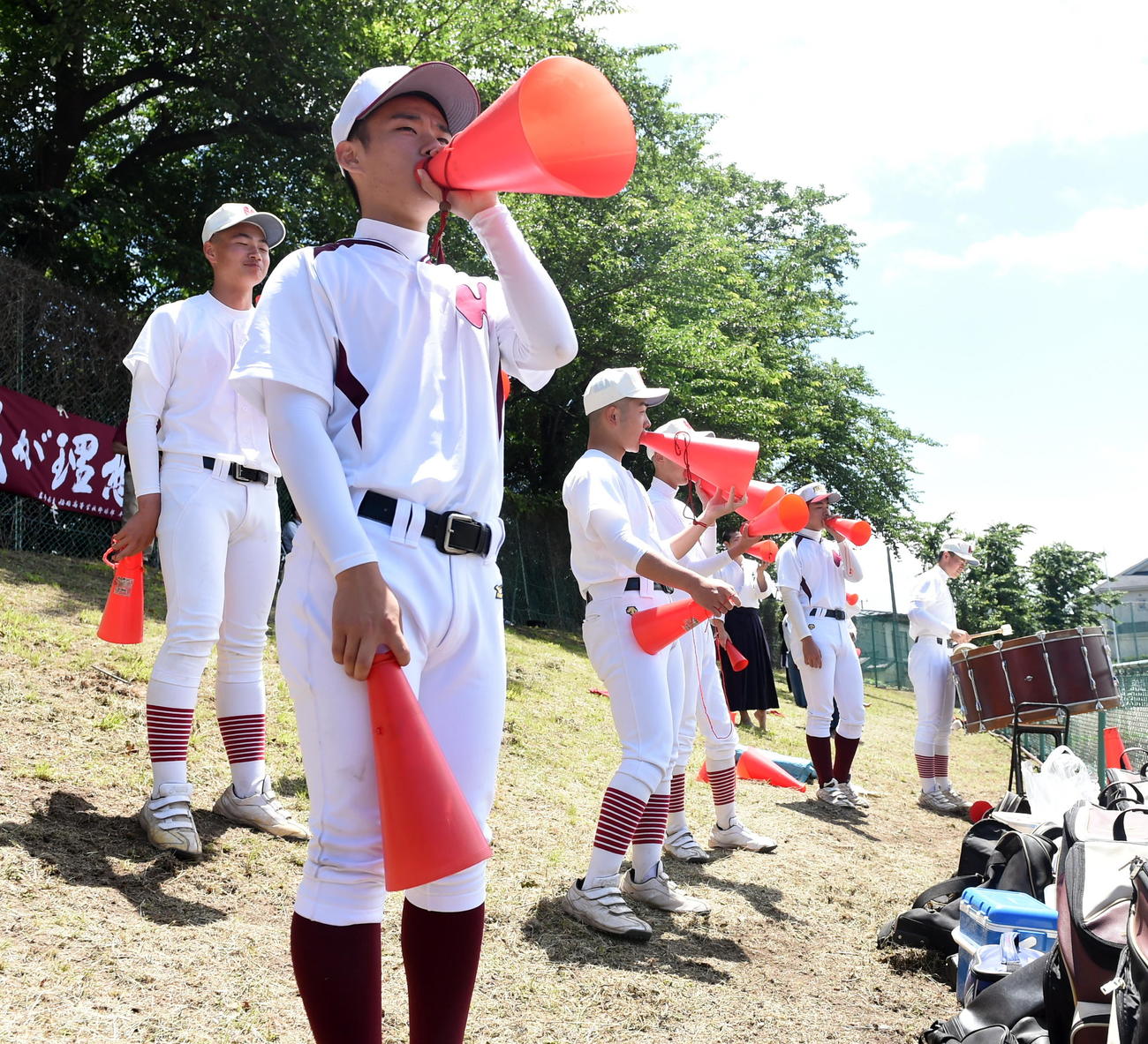 八戸対福岡　スタンドから声援を送る福岡の部員たち（撮影・山田愛斗）