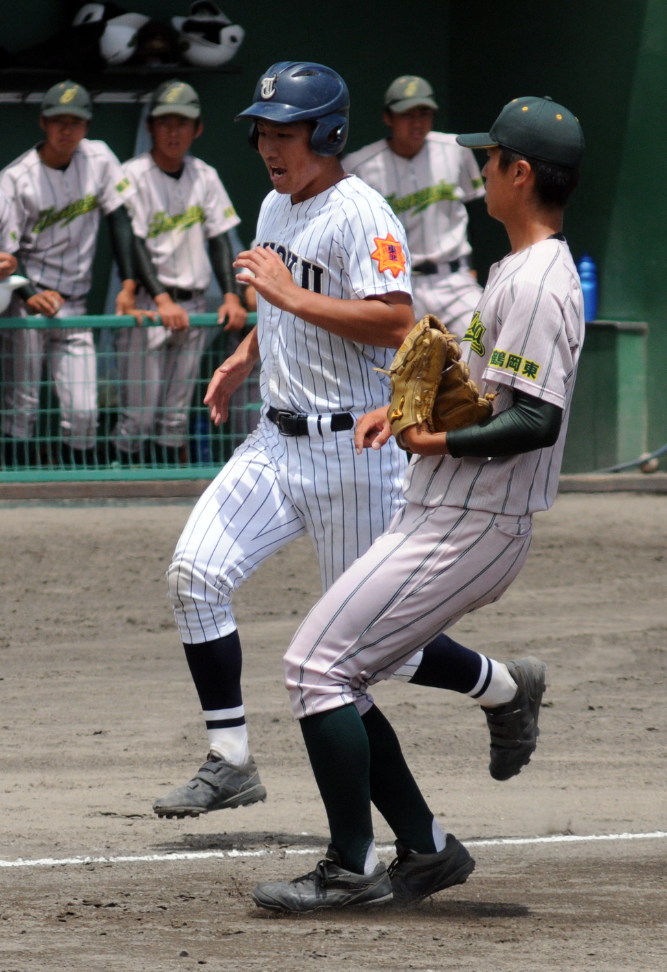 鶴岡東対東北　8回裏東北1死二、三塁、捕逸で三塁走者・佐藤琉が同点ホームを踏む。右は鶴岡東・佐藤伊