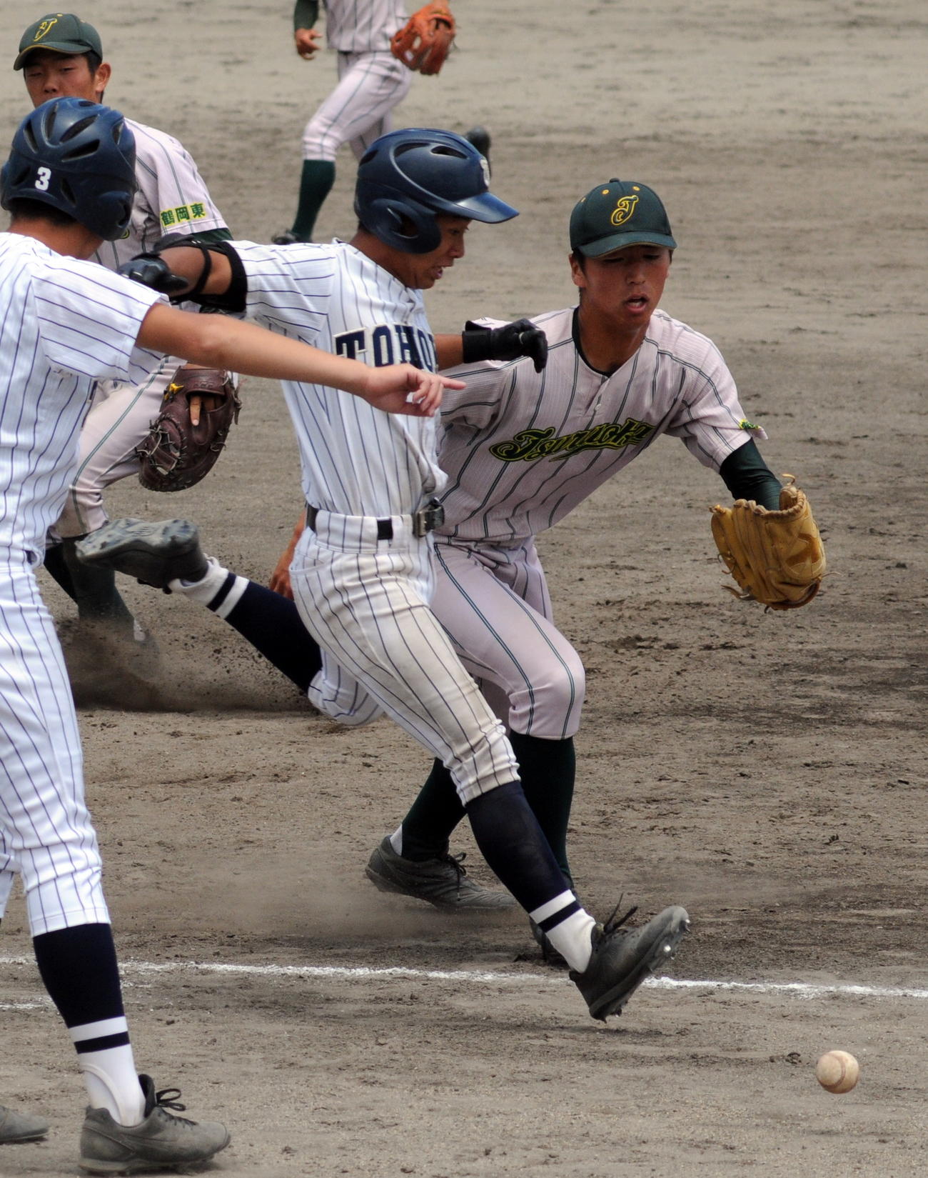 鶴岡東対東北　8回裏東北2死三塁、9番西沢（中央）が内野ゴロも鶴岡東・佐藤（右）の一塁ベースカバーのミスを誘う