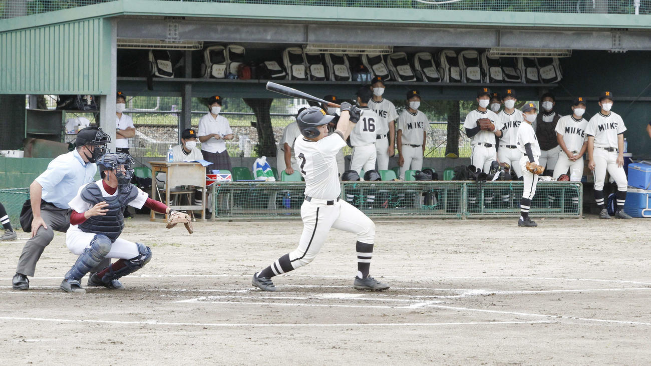 浮羽工対三池工　1回裏三池工2死三塁、4番・栗原は中越え適時二塁打を放つ（撮影・菊川光一）