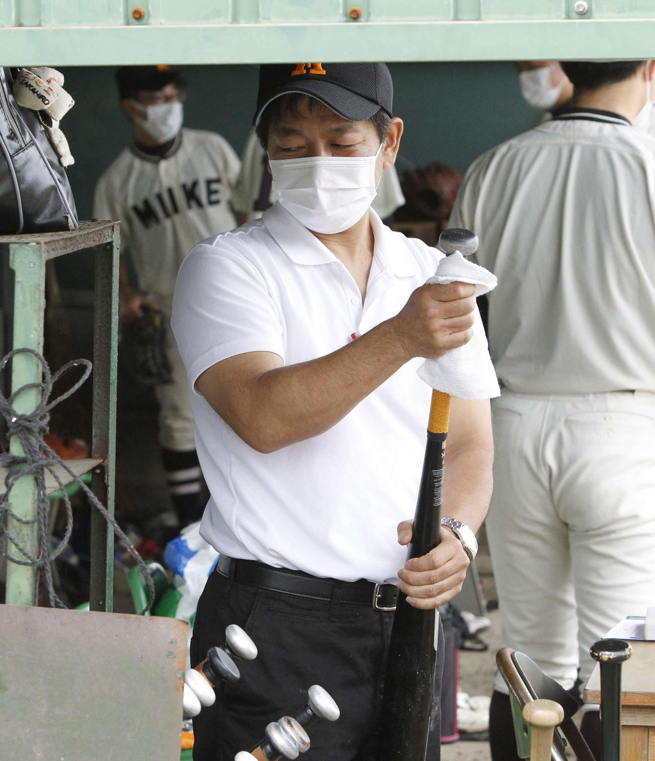 打席ごとにバットを除菌する三池工（撮影・菊川光一）