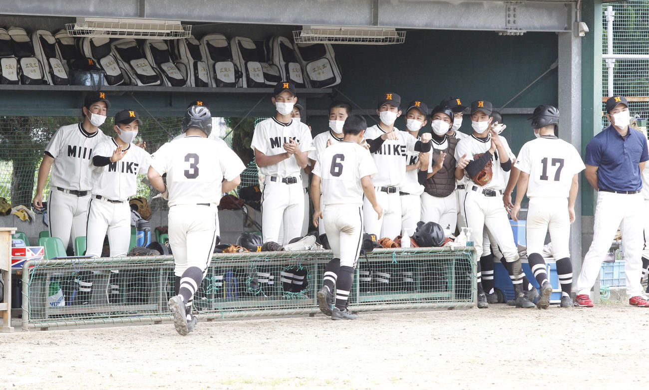 浮羽工対三池工　5回裏三池工1死二、三塁、3点本塁打を放った大薮（左から3人目）らをマスク姿で迎える三池工ナイン（撮影・菊川光一）