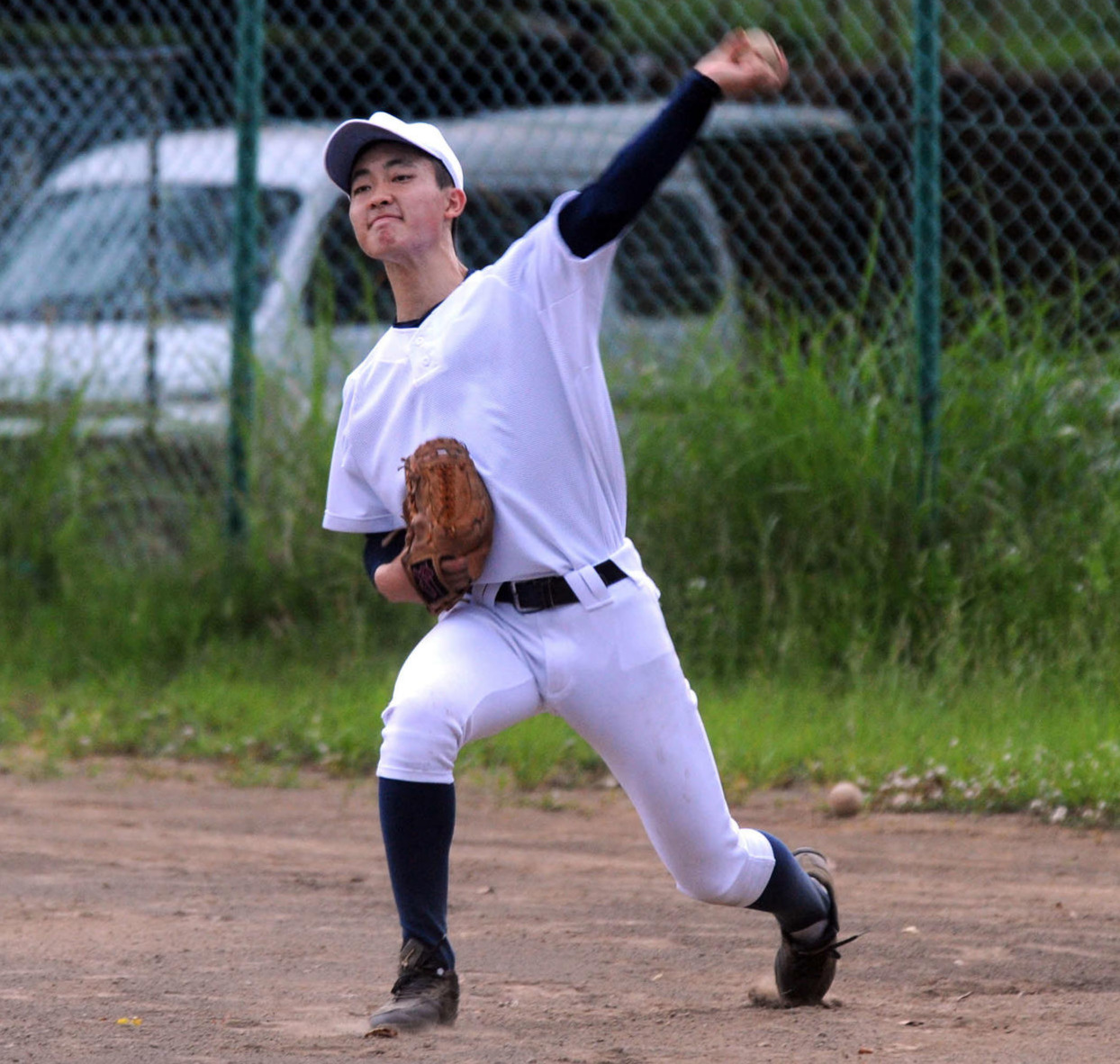 キャッチボールをする加藤学園の石井