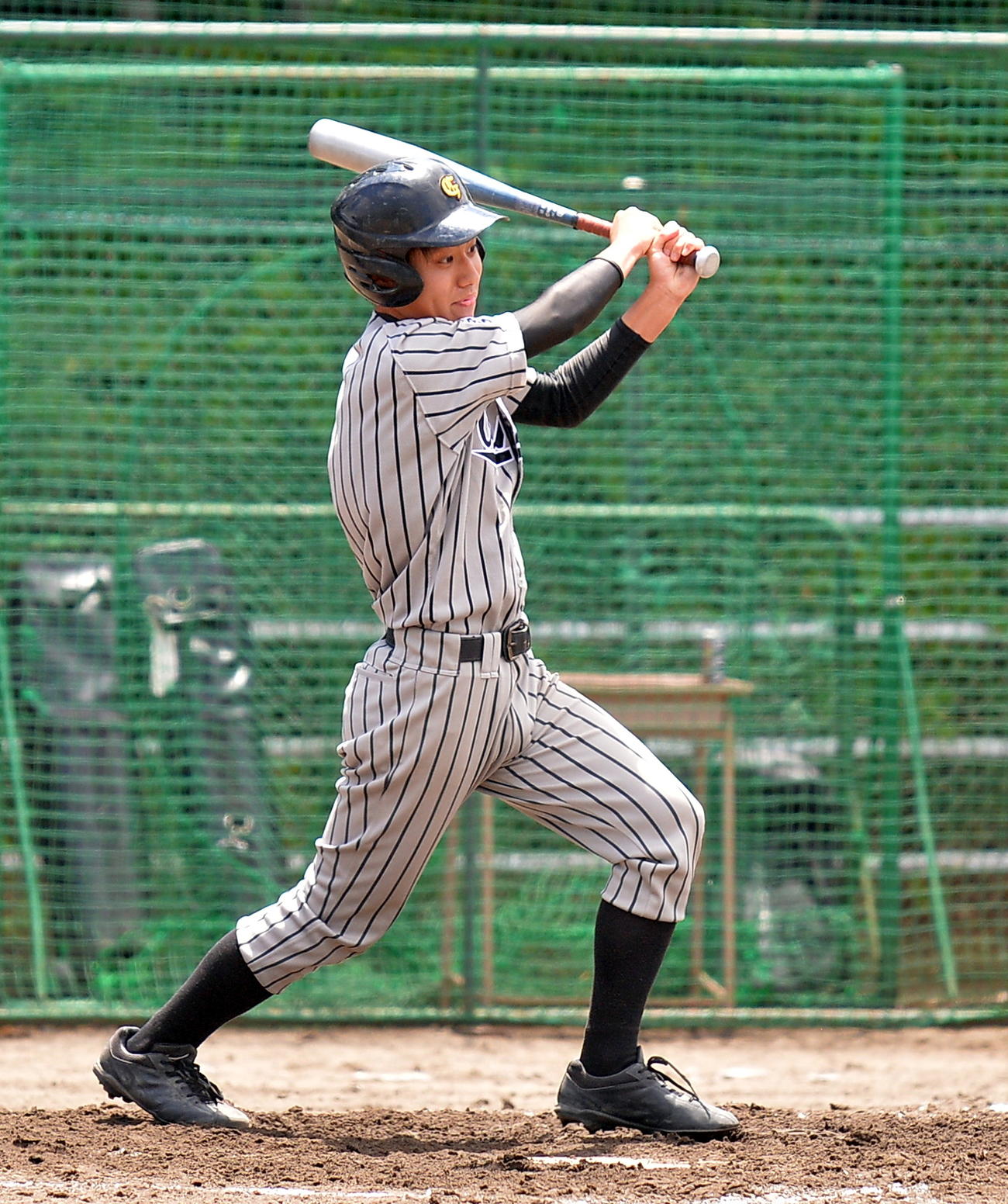 力強いスイングの東北学院・水本（撮影・鎌田直秀）