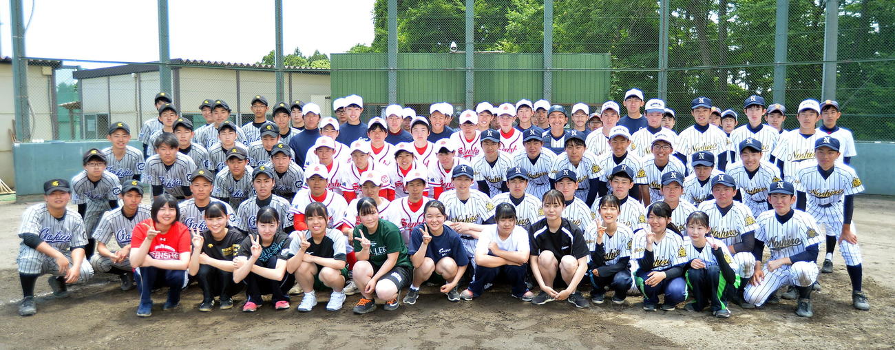 夏の健闘を誓い合う能代、仙台商、東北学院の選手たち（撮影・鎌田直秀）