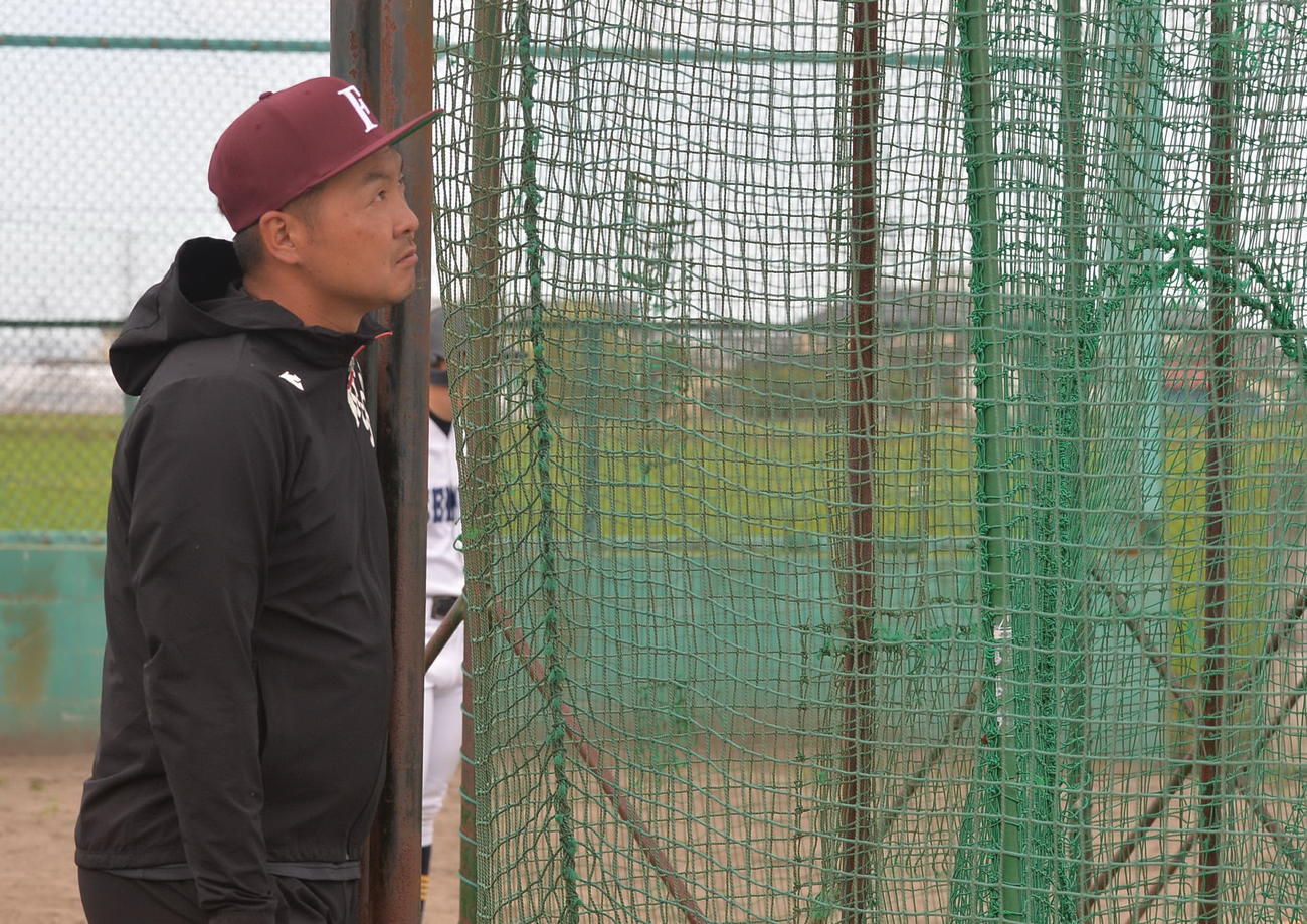 打撃ゲージ横で練習を見守る枡田コーチ（撮影・佐藤究）　