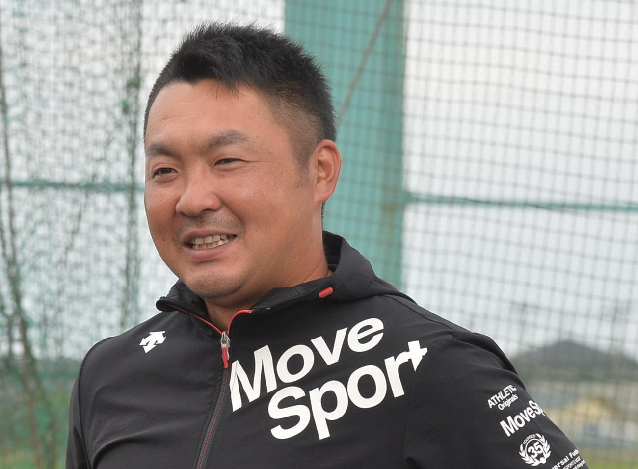 取材に応じる仙台一・枡田コーチ