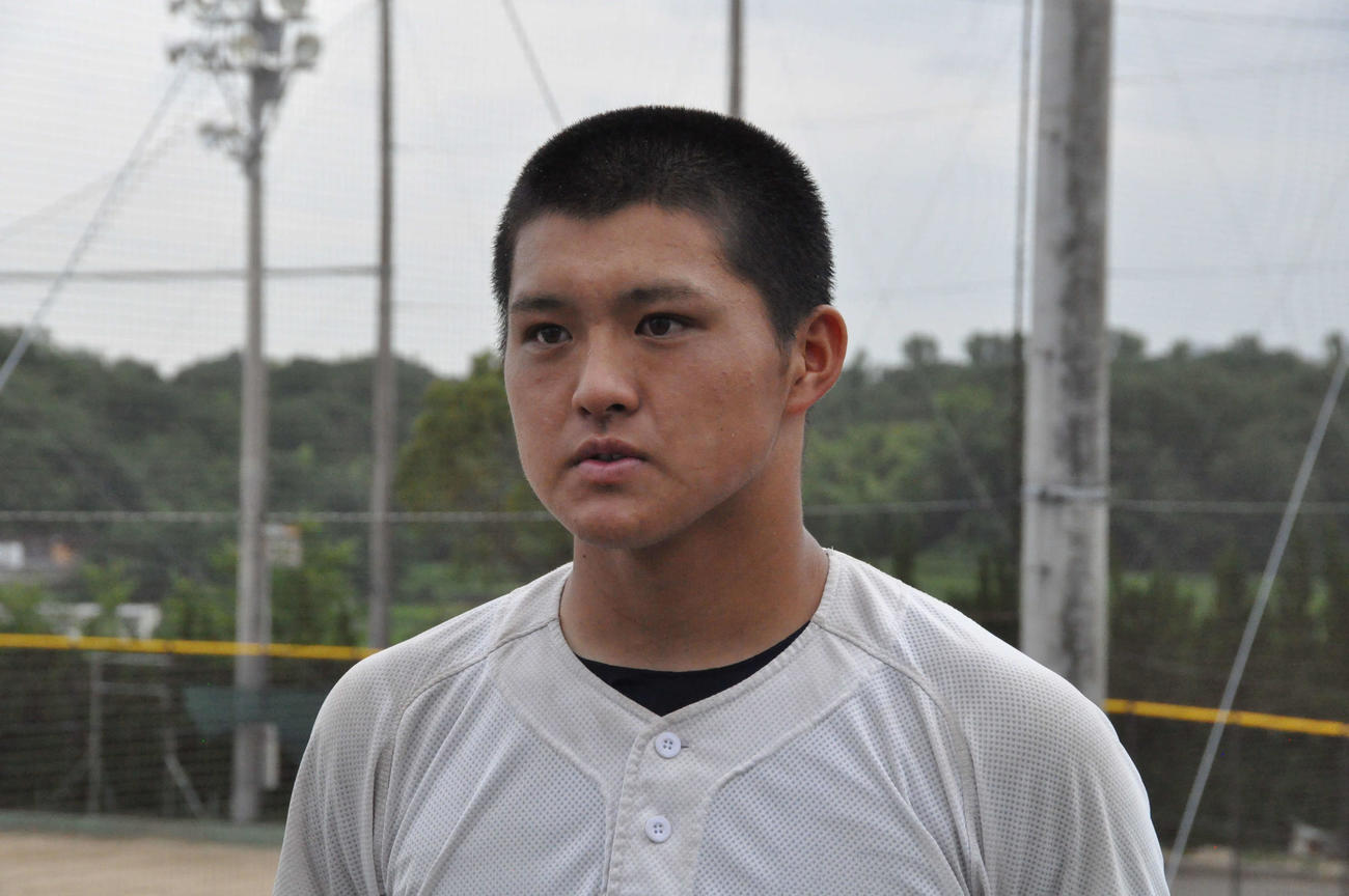 履正社の主将・関本勇輔捕手（3年）は報道陣の質問に答える