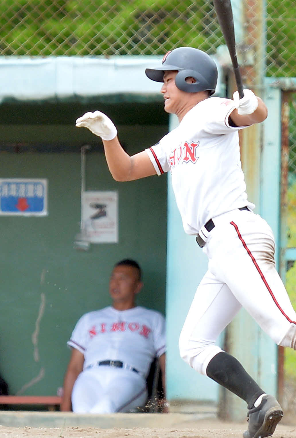 日大山形・荒木外野手（手前）とベンチから見つめる荒木監督