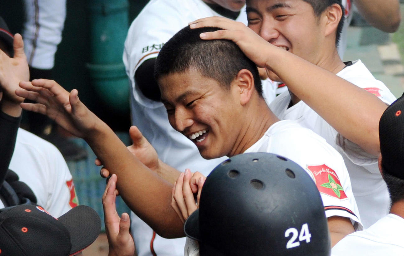 19年9月　秋季・山形県大会準々決勝で本塁打を放ちベンチ前で祝福される日大山形・荒木