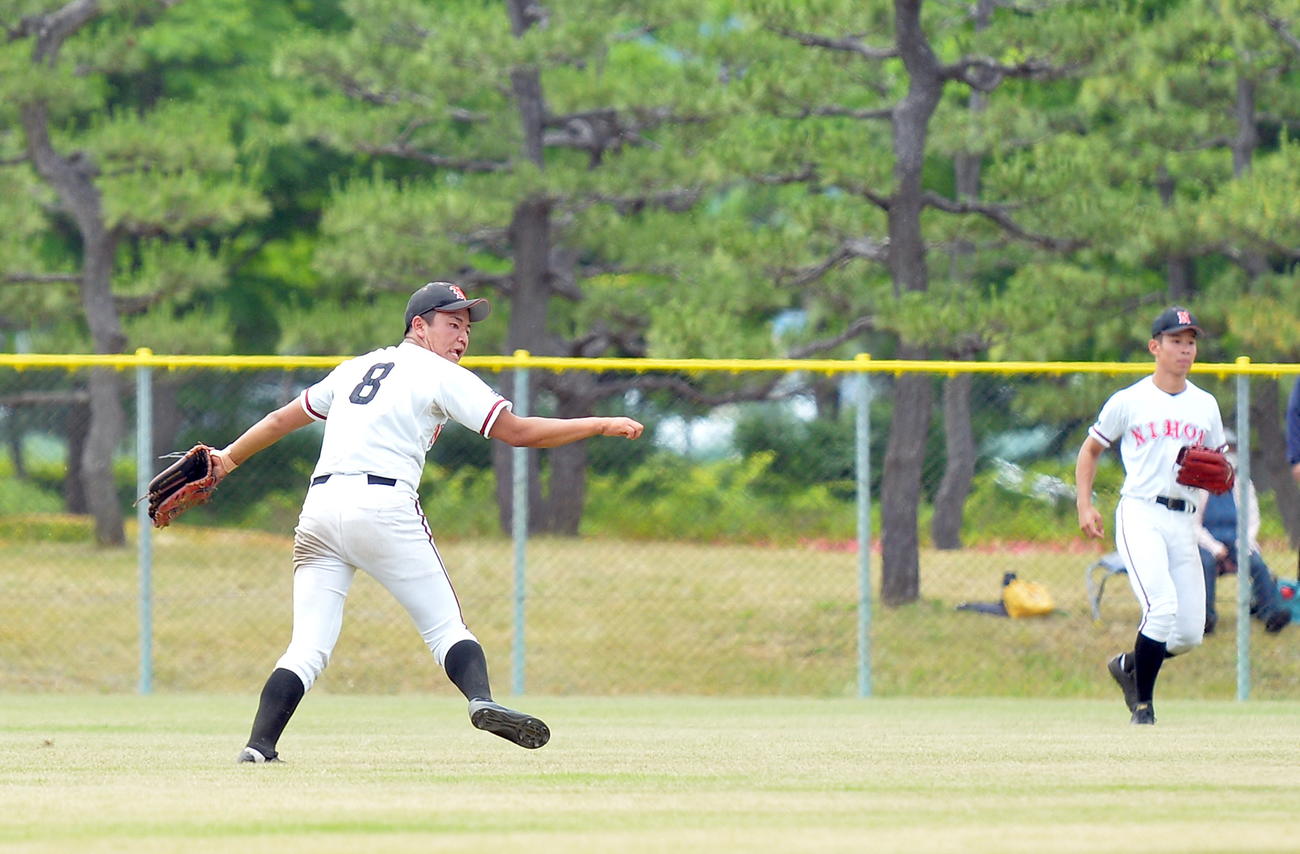 外野の要となる日大山形・荒木（撮影・鎌田直秀）