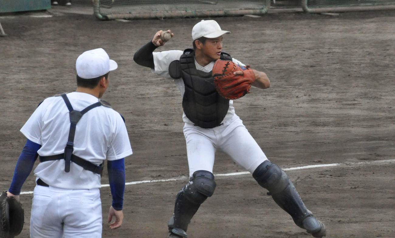 二塁へスローイングする履正社・関本