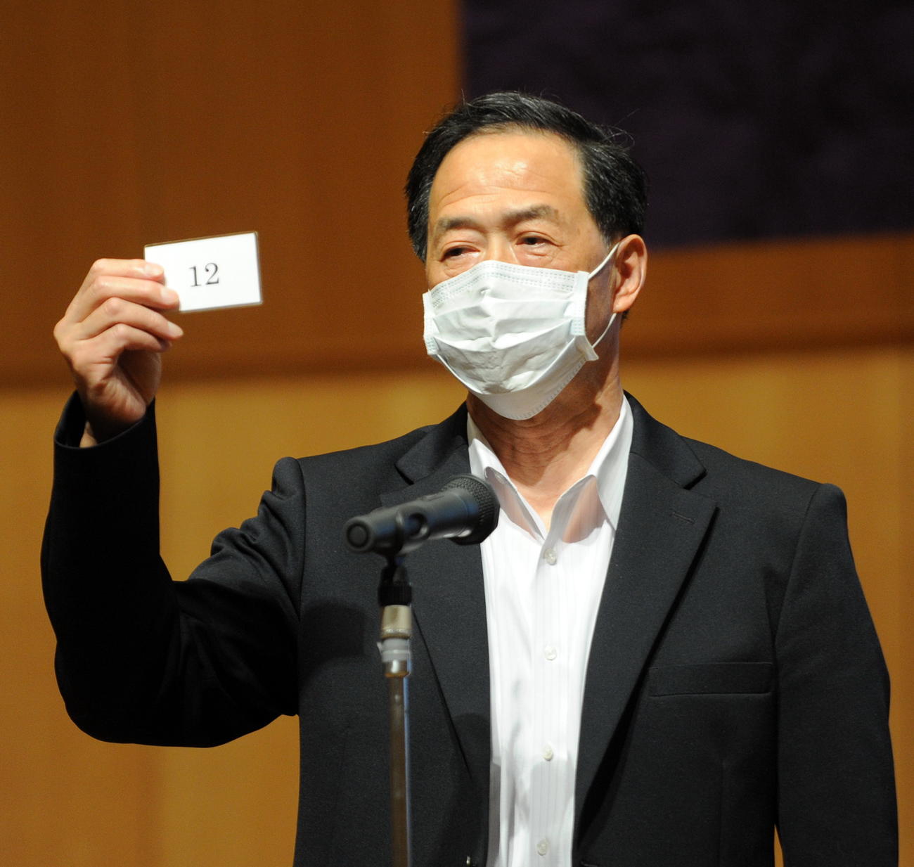 創部初年度で夏初参戦の日本ウェルネス宮城は中塩部長が抽選札を引く