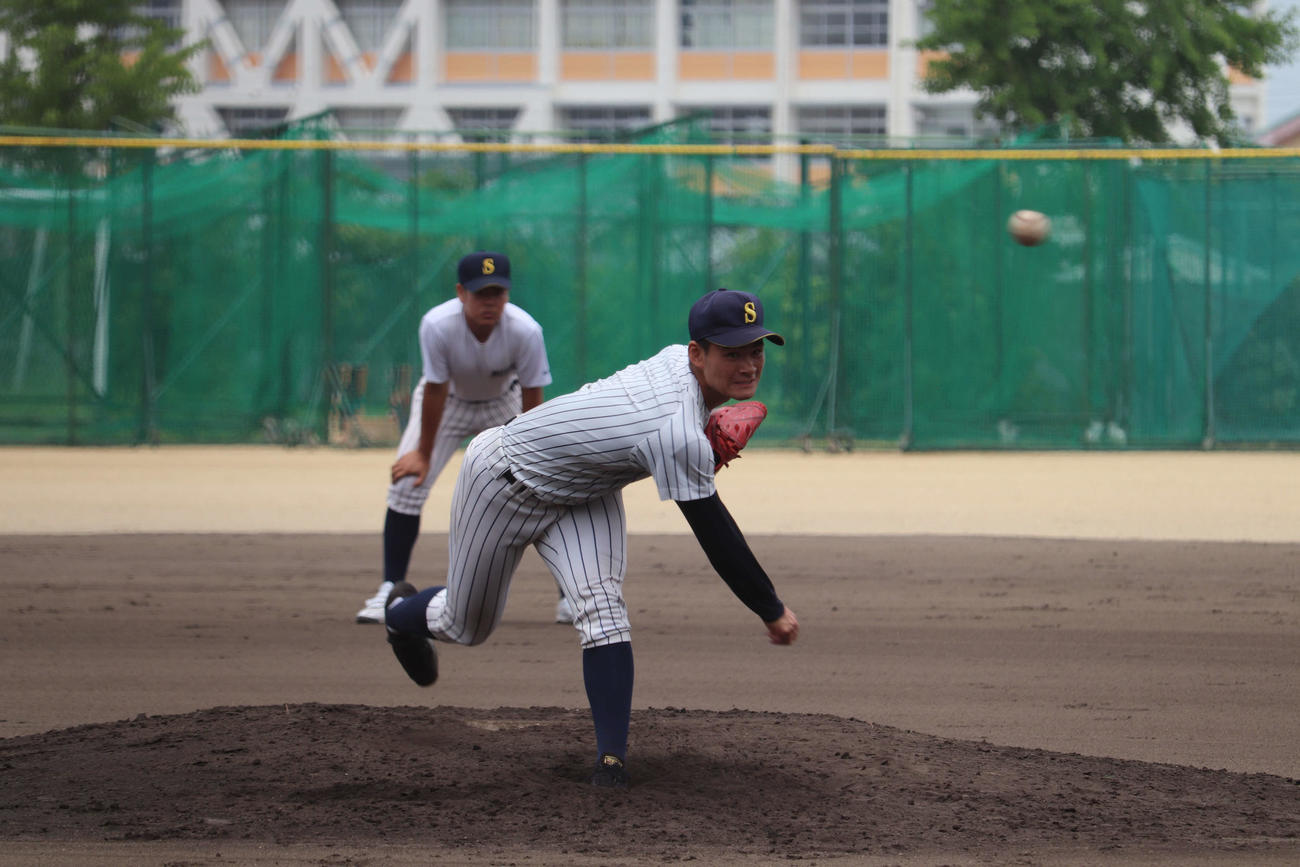 今年初めて対外試合で登板し、3回6安打2失点だった明石商・中森
