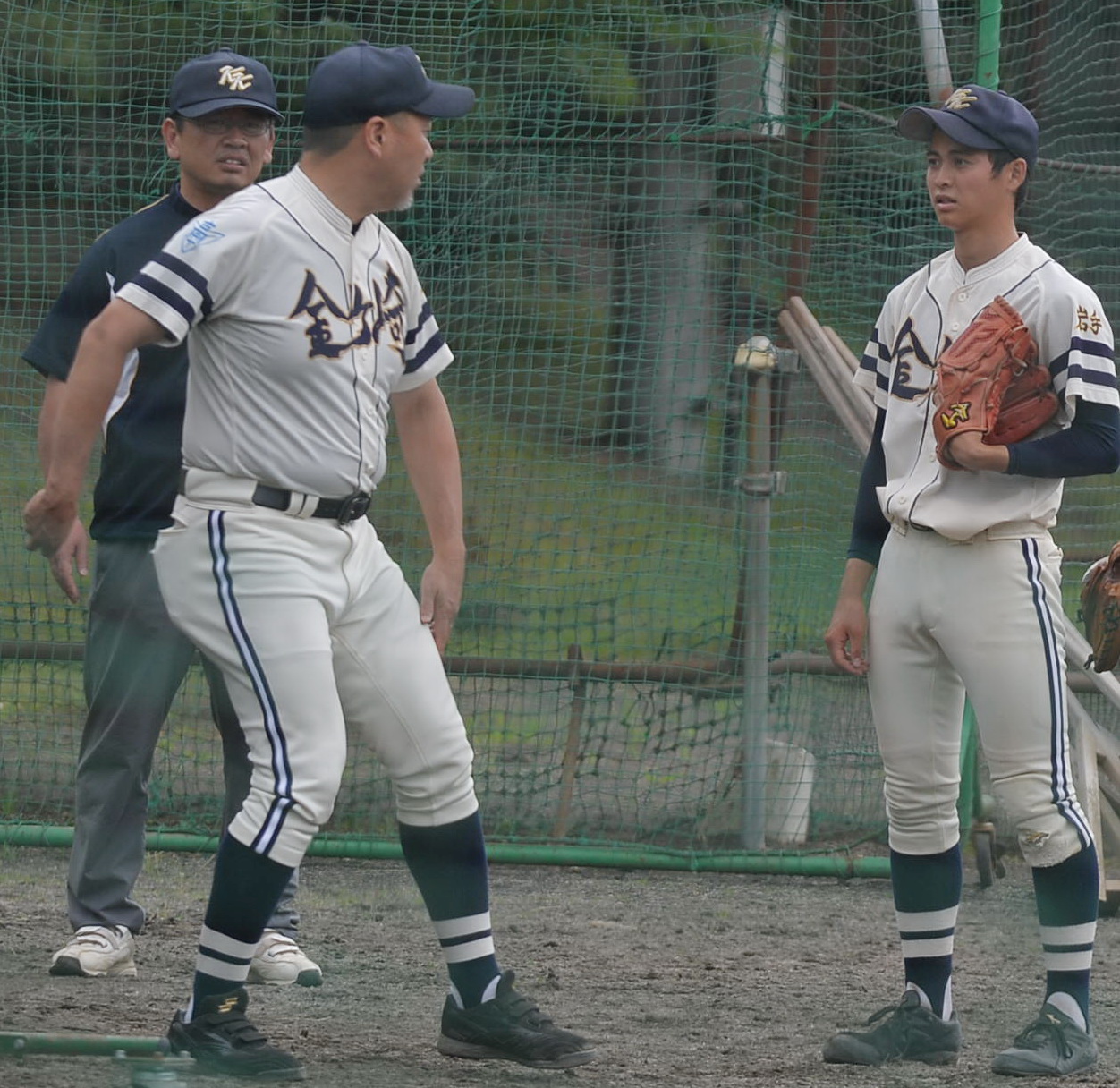 遠野緑峰対金ヶ崎　イニング間に身ぶり手ぶりで金ケ崎・中田に助言を送る芦口監督（撮影・佐藤究）　