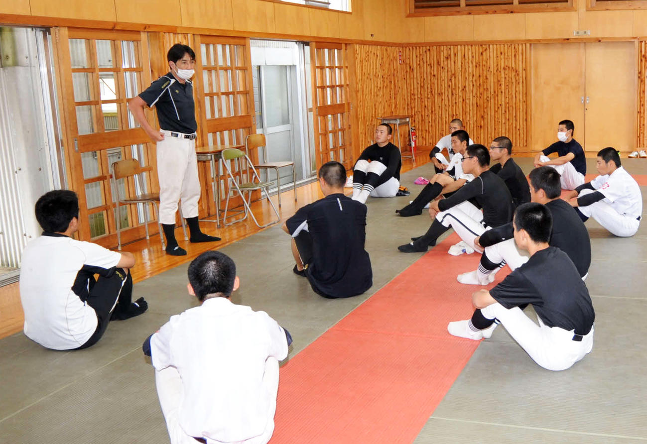 青山秀一連合チーム監督（左奥）の話を聞く選手12人（撮影・倉橋徹也）