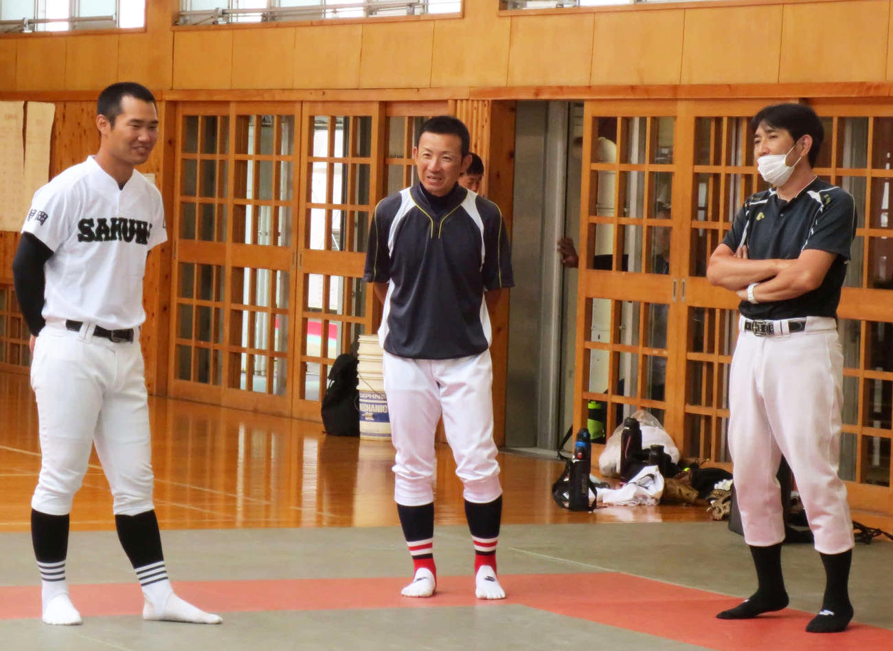 連合チームを組んだ監督３人。左から浜松湖北高佐久間分校・和田全弘氏、熱海・古谷田辰徳氏、金谷・青山秀一氏（撮影・倉橋徹也）