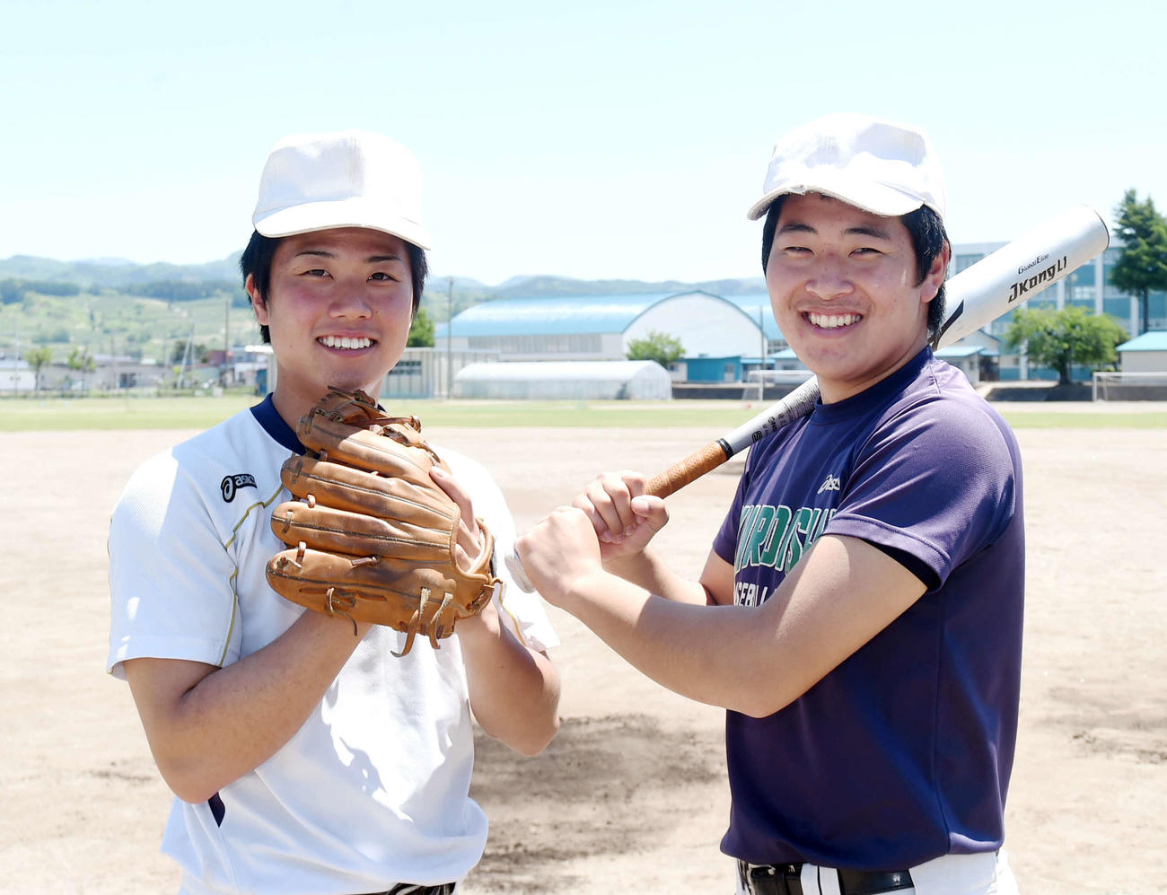 黒石商をけん引する斉藤主将（左）と奈良