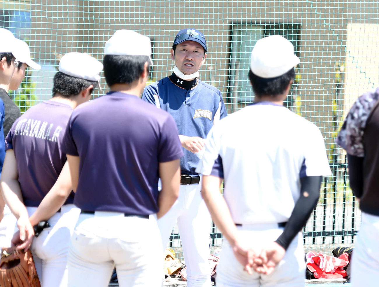 選手に指示を与える黒石商・村上監督（奥）（撮影・相沢孔志）