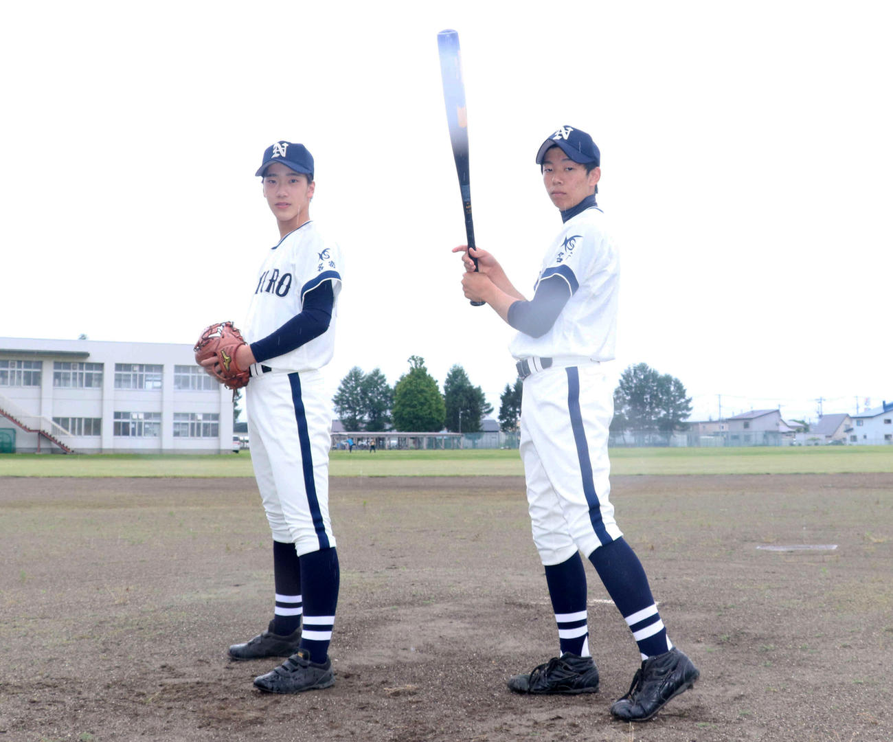 最後の夏に3年生2人で臨む名寄産の中屋（左）と岩崎（撮影・浅水友輝）