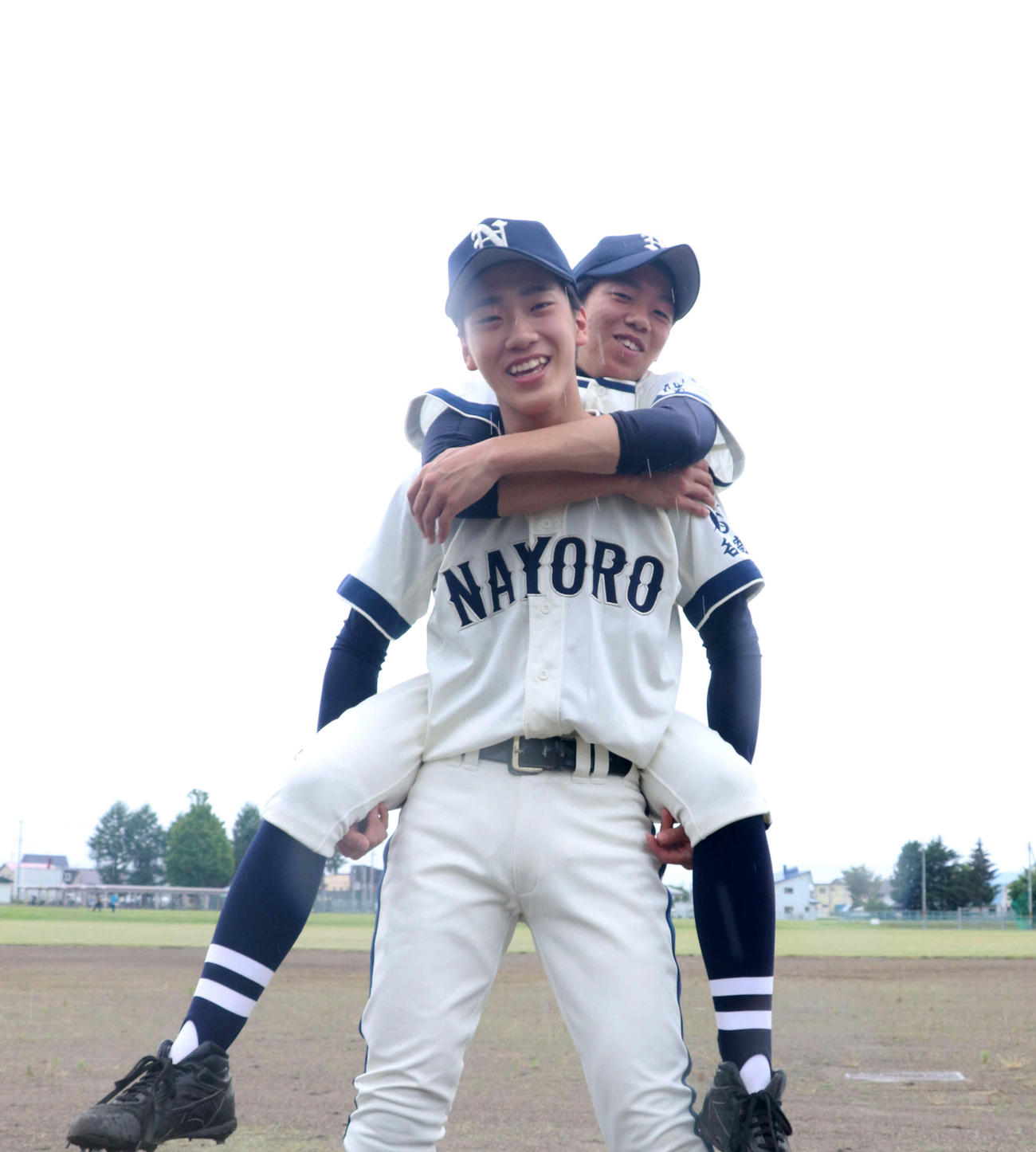 最後の夏に3年生2人で臨む名寄産の中屋（手前）と岩崎（撮影・浅水友輝）