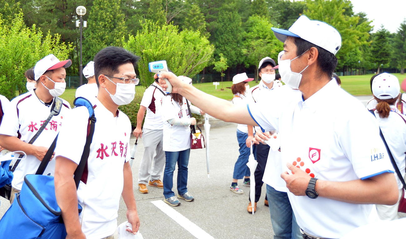 高野連担当者から検温を受ける水沢商の保護者たち（撮影・鎌田直秀）