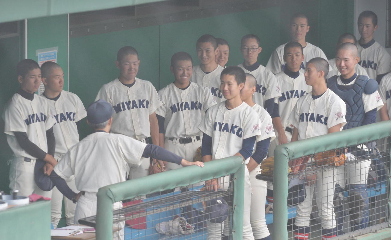 山田対宮古　試合前に沢田監督の言葉でリラックスする宮古ナイン（撮影・佐藤究）　