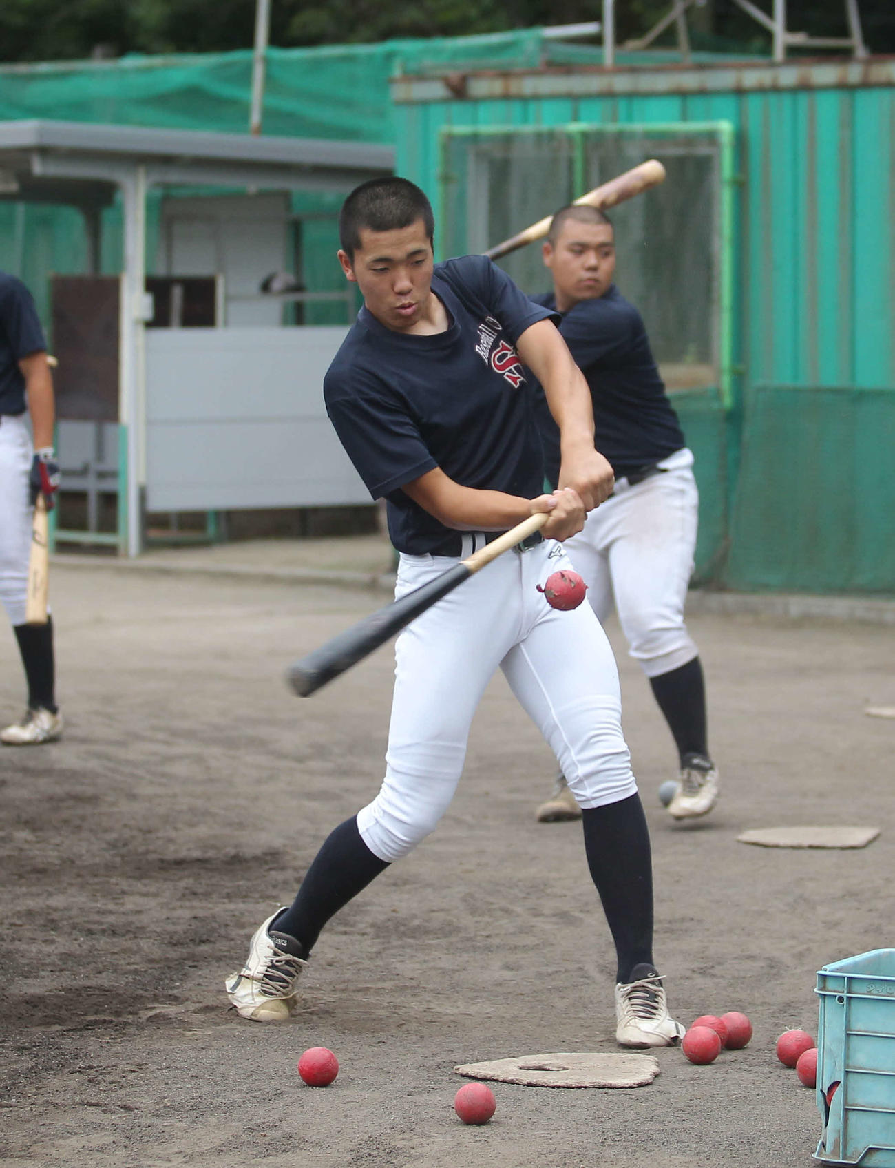 ティー打撃を繰り返す樋熊中堅手