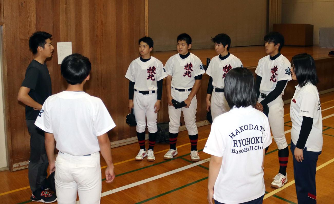 沢田監督の指示を聞く函館稜北の3年生部員（撮影・永野高輔）