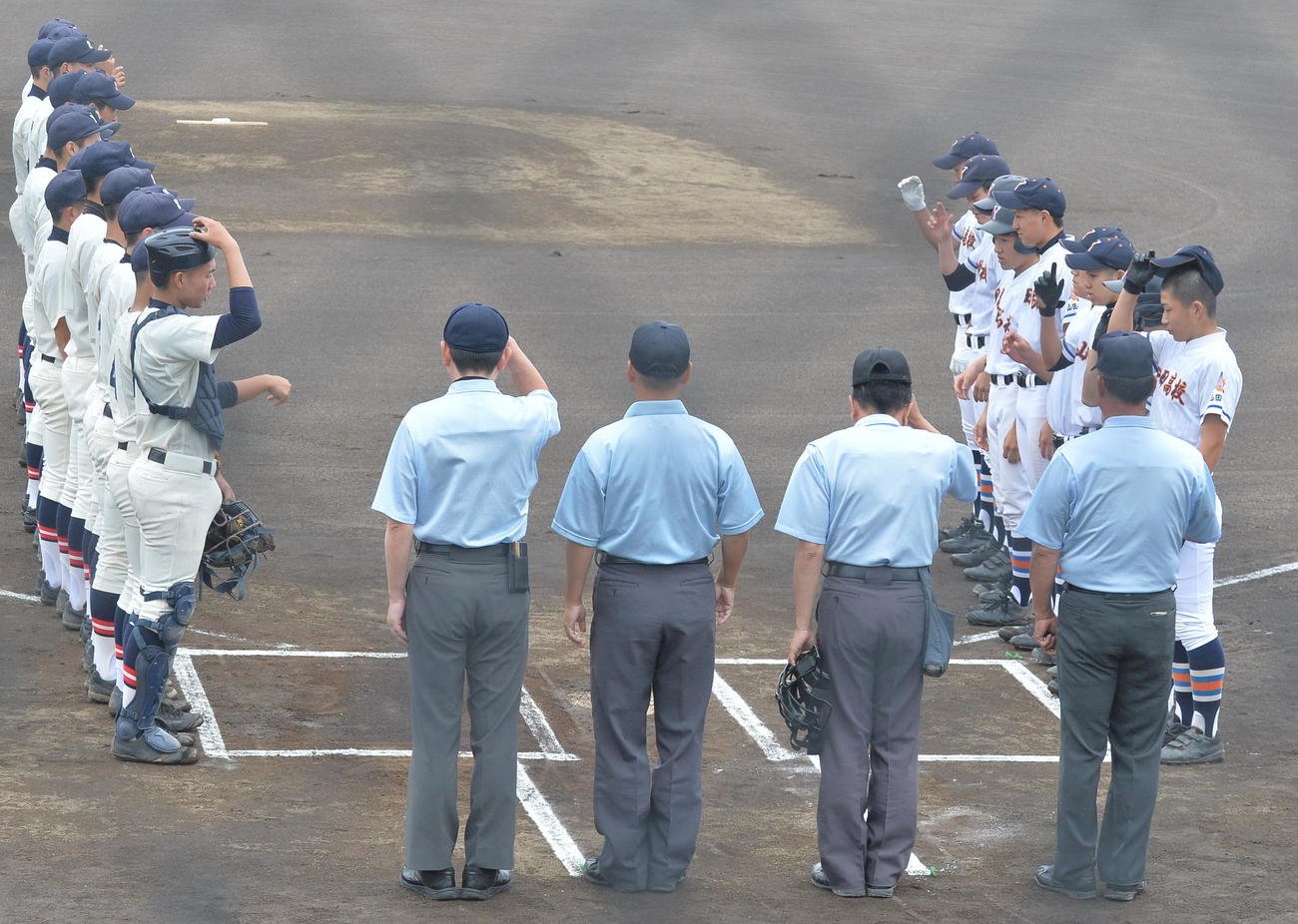山田対宮古　試合前整列を行う山田ナインと宮古ナイン（撮影・佐藤究）　