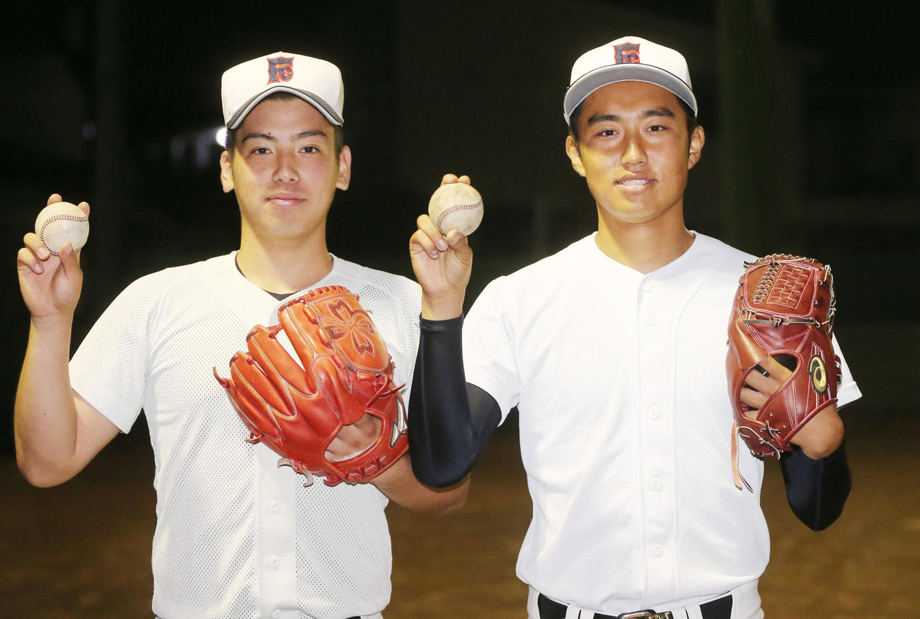 福島商の鈴木（左）と中村の両投手