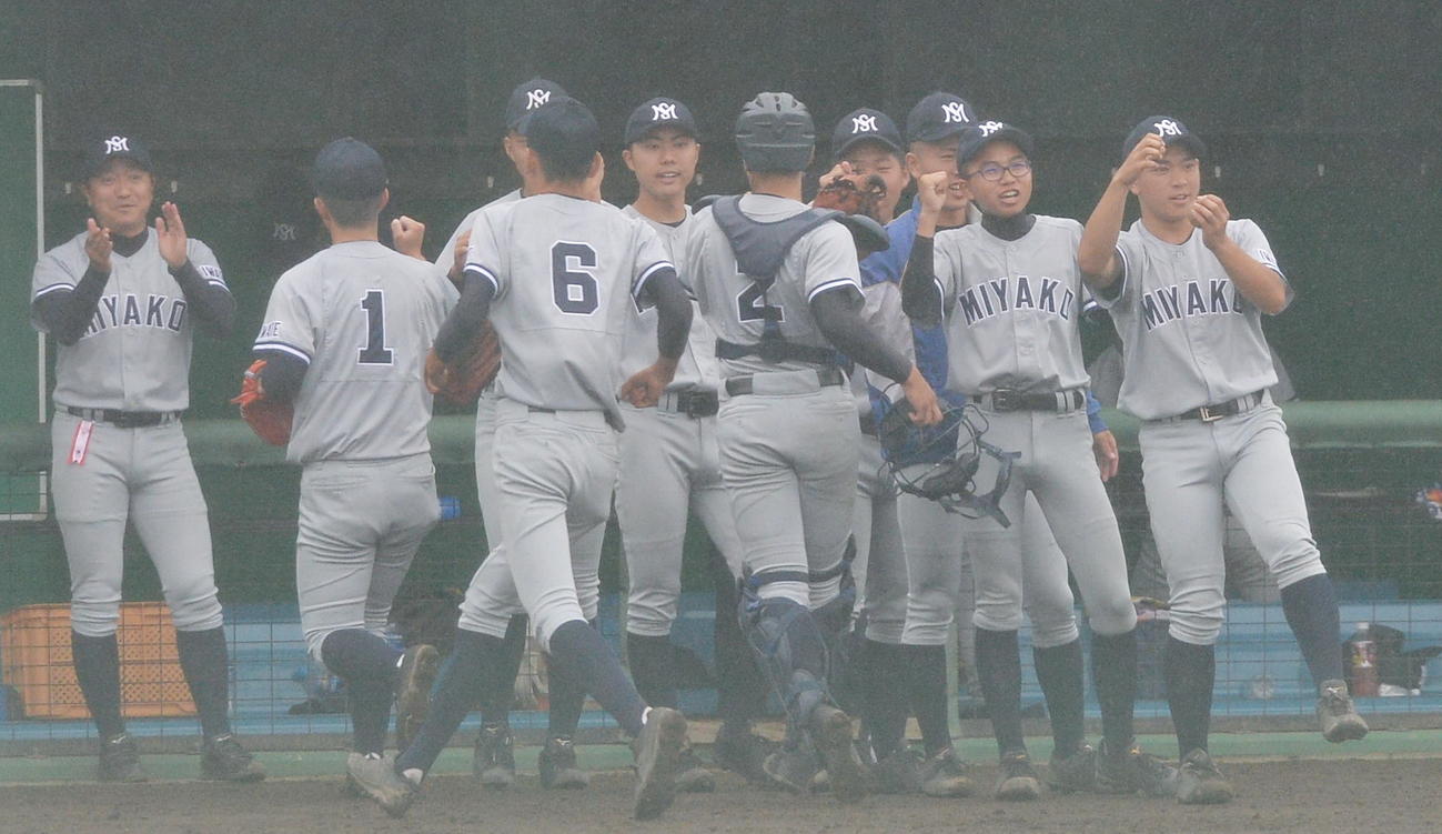 宮古商工対岩泉　3回裏の満塁ピンチをしのぎ、拍手で選手を迎える山崎監督（左）と盛り上がる宮古商工ナイン