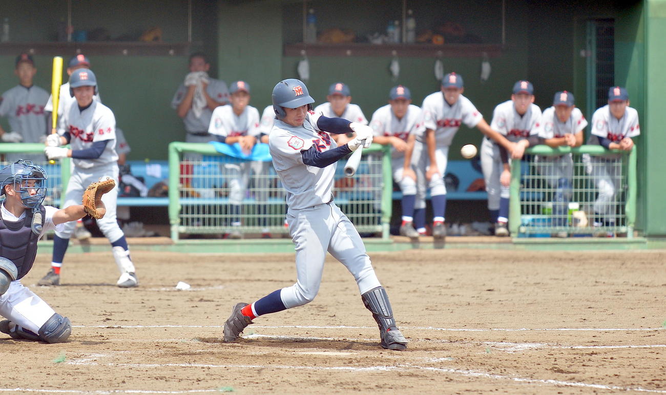 黒沢尻北対水沢工　3回裏水沢工1死二、三塁、右前2点適時打を放つ村上（撮影・鎌田直秀）