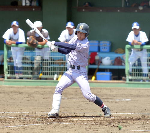 水沢第一対黒沢尻工　3回裏黒沢尻工1死、左前安打を放つ畠山（撮影・鎌田直秀）