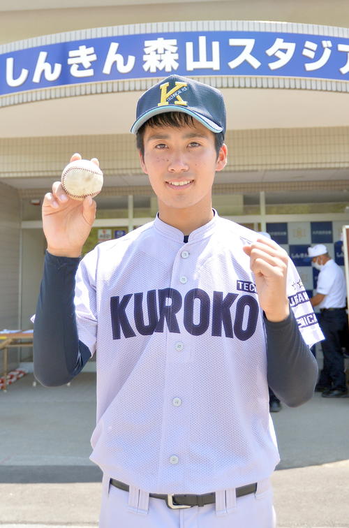 水沢第一対黒沢尻工　ホームランボールを手に笑顔を見せる黒沢尻工・小野寺（撮影・鎌田直秀）