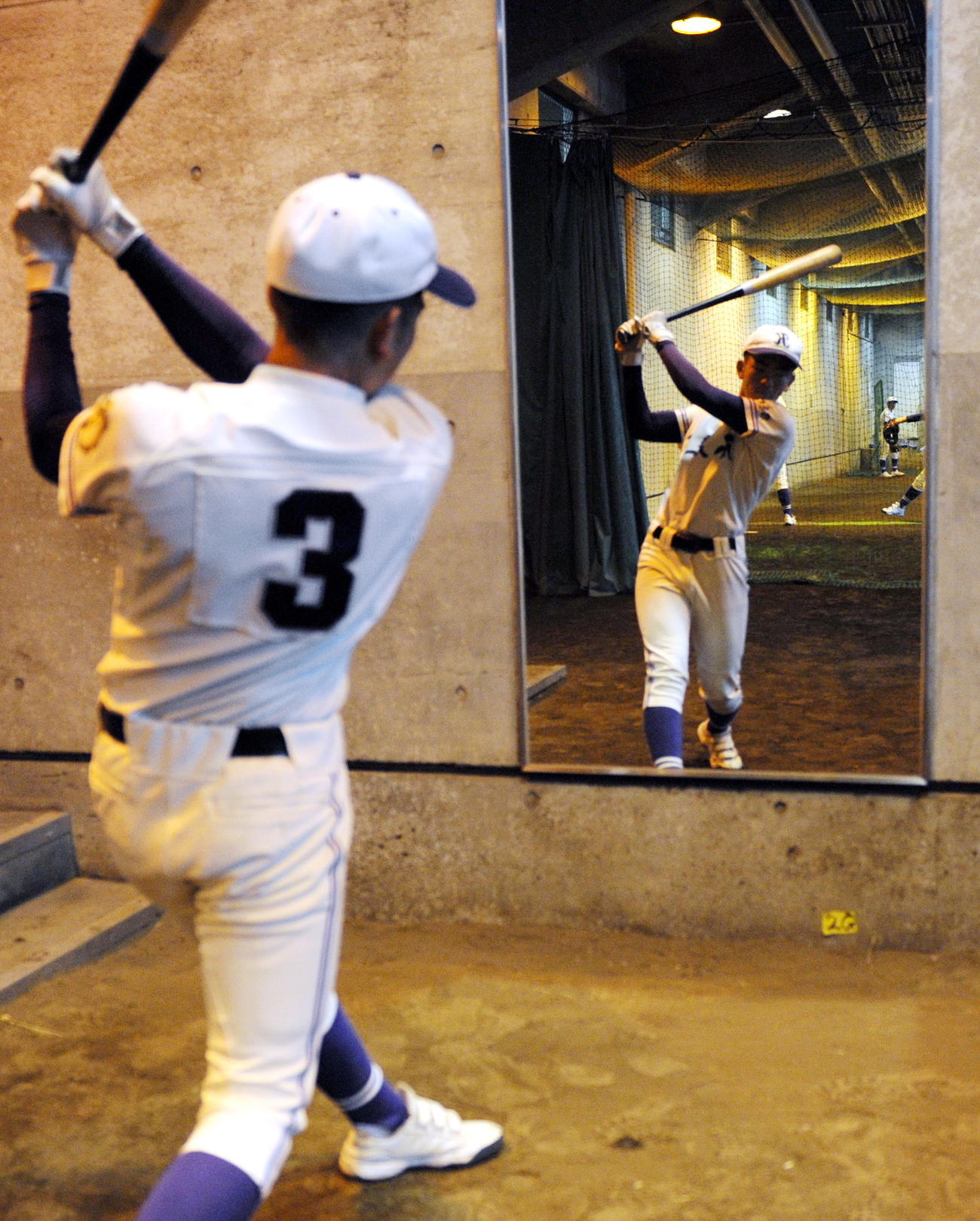 初戦が雨天順延になった不来方の羽沢主将は岩手県営野球場・室内練習場の鏡の前で素振りする
