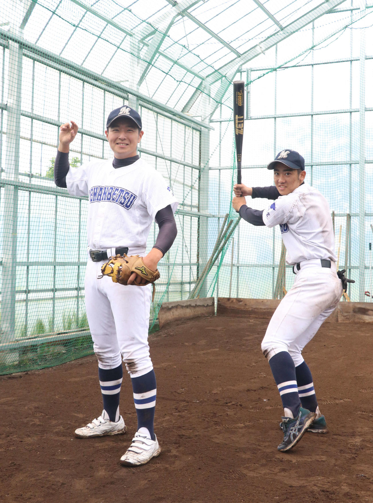 女満別として最後の夏に挑む北井主将（左）と斉藤（撮影・浅水友輝）