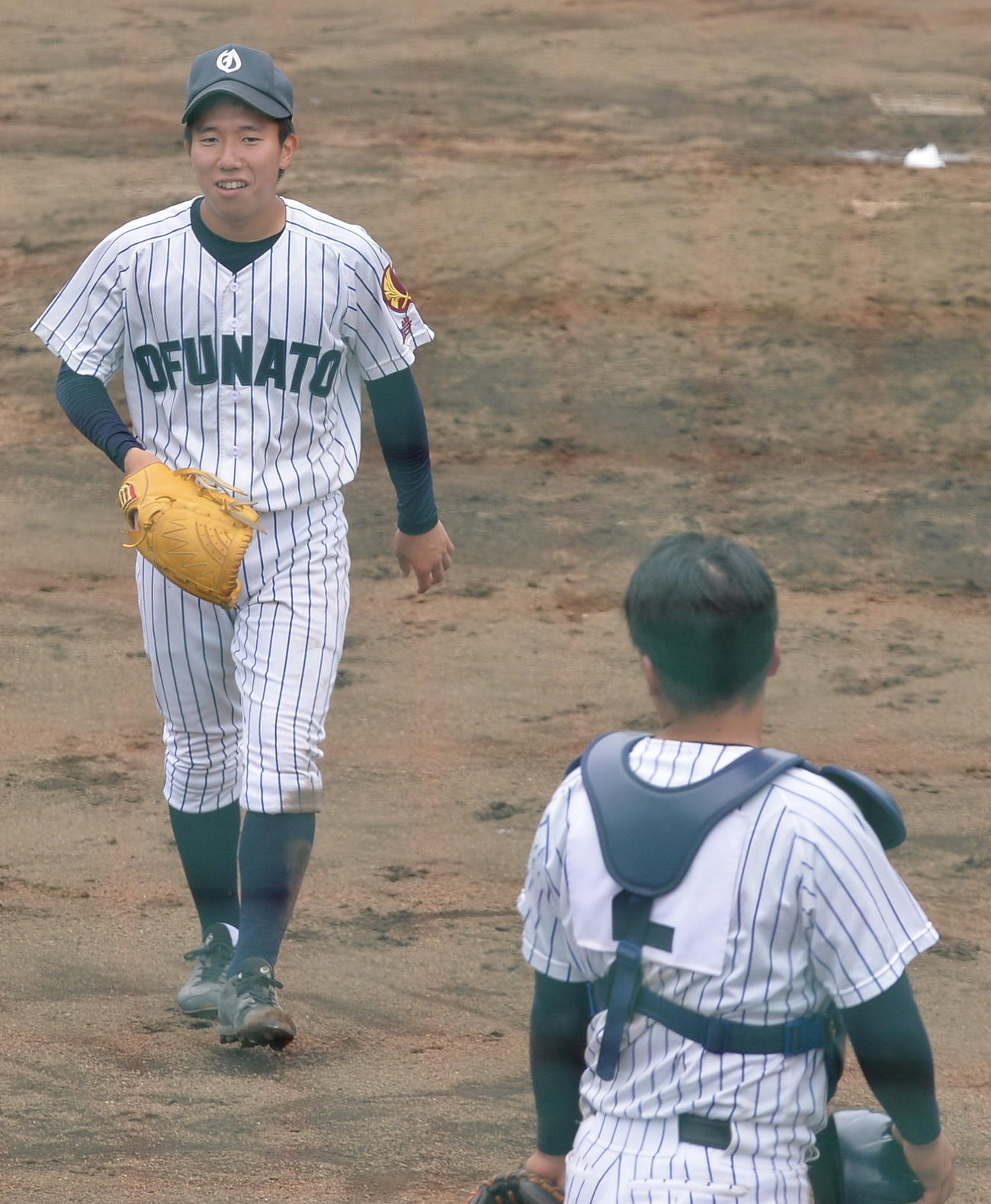 大船渡対大槌　最後の打者を左飛に打ち取り、大船渡・前川は及川太と目線を合わす（撮影・佐藤究）　