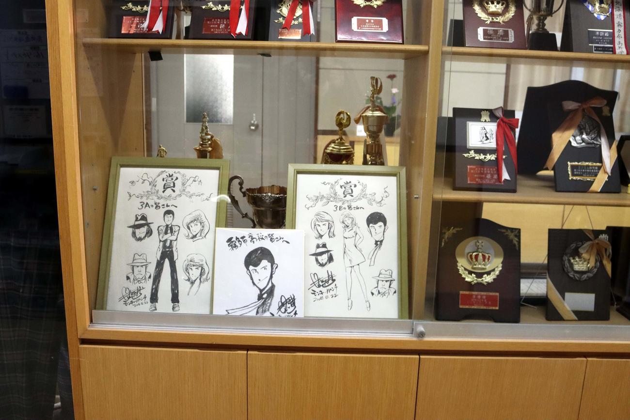 霧多布高校の校内にはOBモンキー・パンチさんから送られたルパン三世のイラストが、たくさん飾られている（撮影・永野高輔）