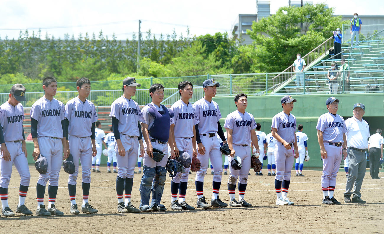 快勝後、スタンドにあいさつする黒沢尻工の石橋智監督（右から2人目）や加藤琉生主将（同4人目）ら選手たち（撮影・鎌田直秀）